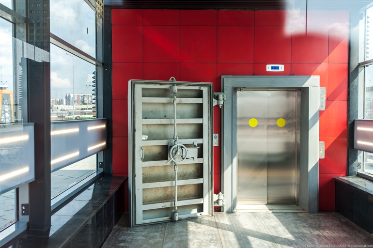 Дверь с гермозатвором на лифте станции метро Рассказовка